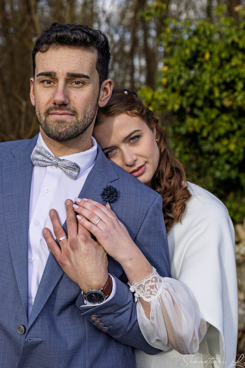 Mariés qui se regarde tendrement